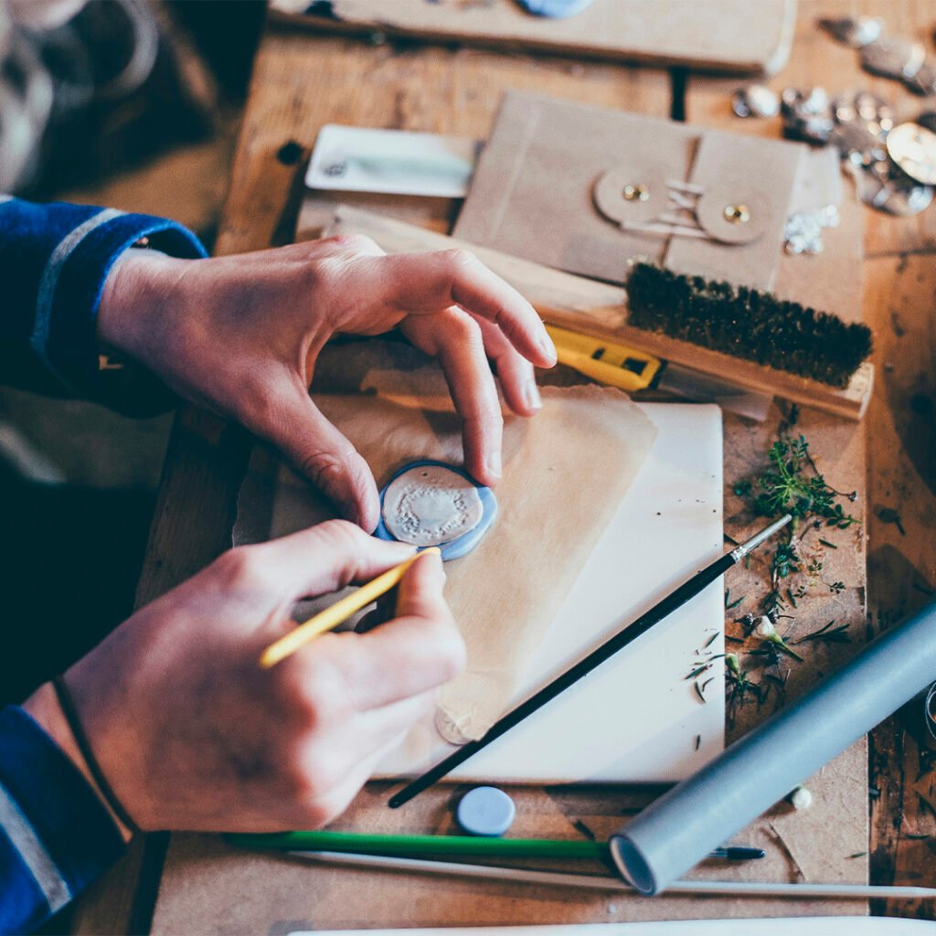 travail de l'argile pendant un atelier de céramique