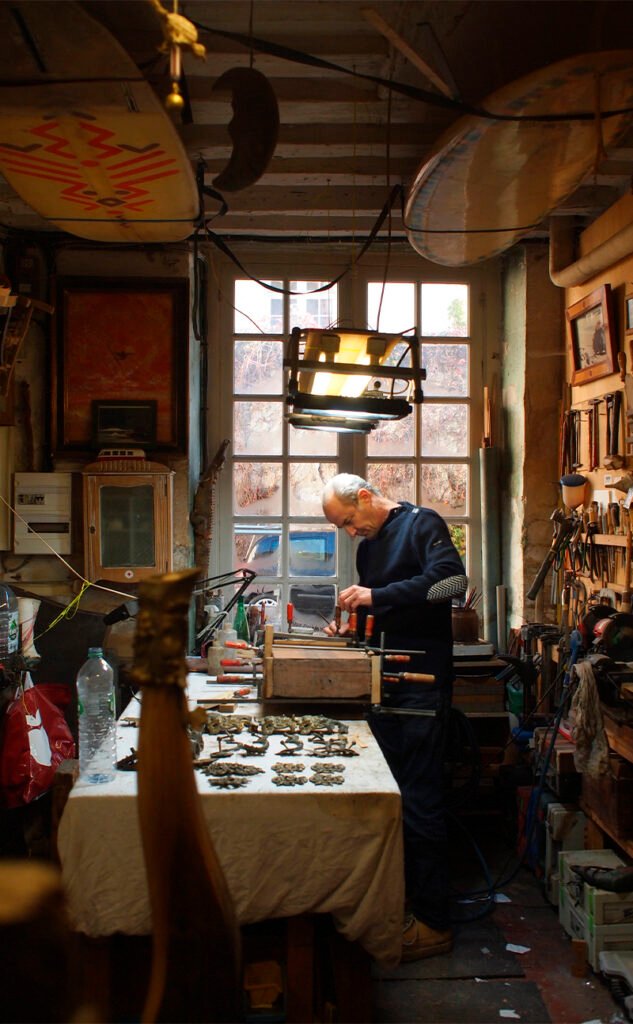 l'ébéniste dans son atelier