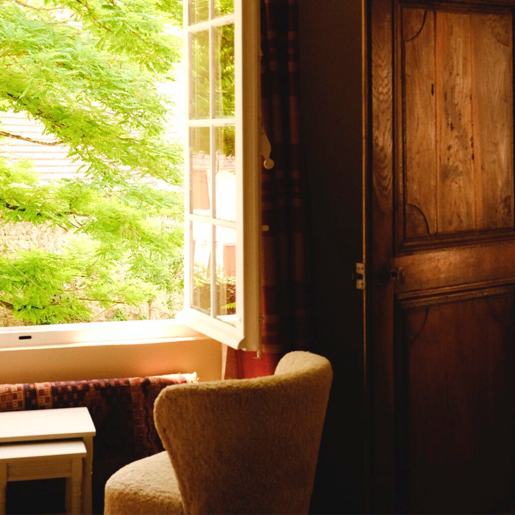 dans la chambre verte, vue sur la fenêtre