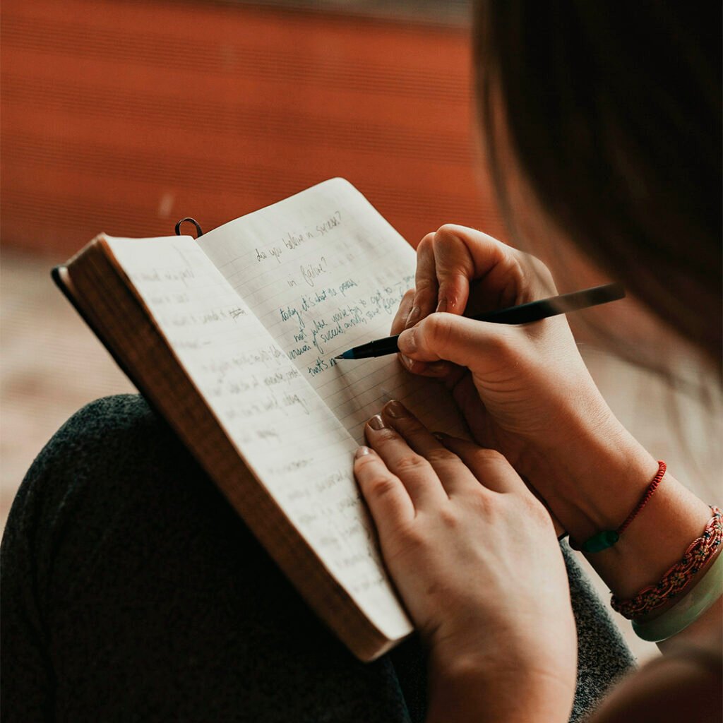 en pleine réflexion à un atelier d'écriture