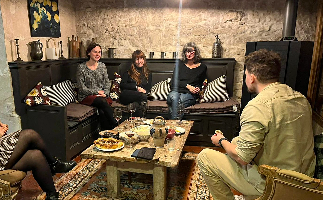 les résidents passent un moment convivial