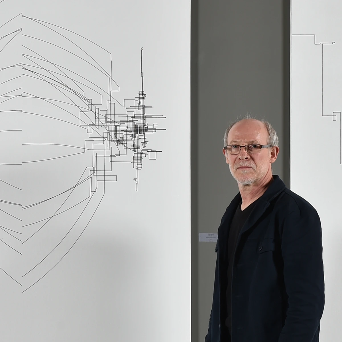 portrait de Pascal Proust à côté de son oeuvre