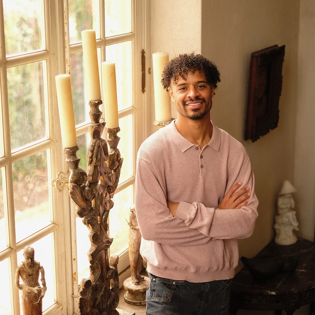 portrait de thomas james dans l'escalier de la maison saint joseph