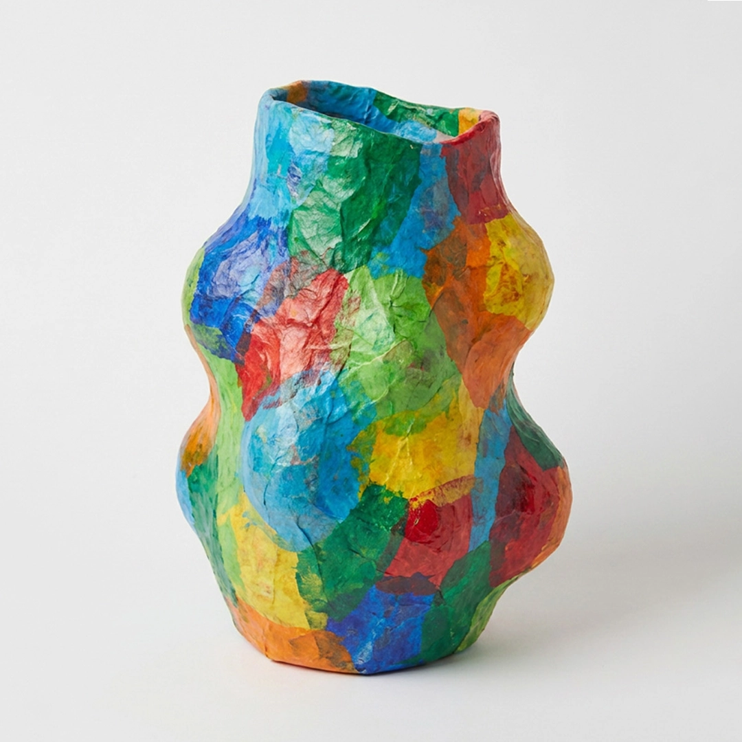 vase coloré avec une forme organique fait en papier mâché